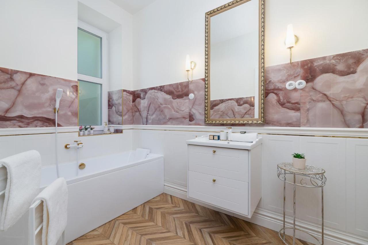 Luxurious & Unique Apartment Mickiewicza Cracow By Renters Prestige Krakov Exteriér fotografie
